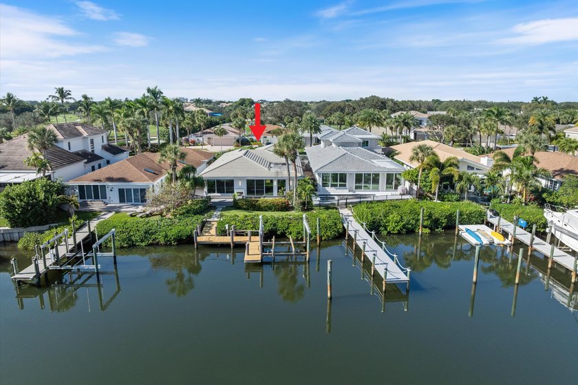 Waterfront dream home reimagined located in the prestigious - photo 4