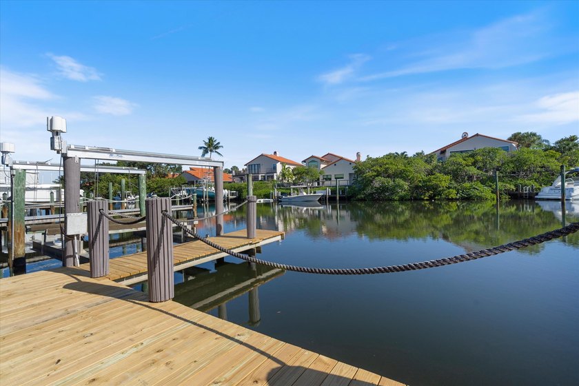 Waterfront dream home reimagined located in the prestigious - photo 5