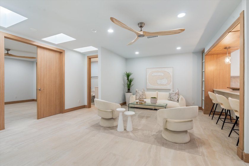 Waterfront dream home reimagined located in the prestigious - photo 7