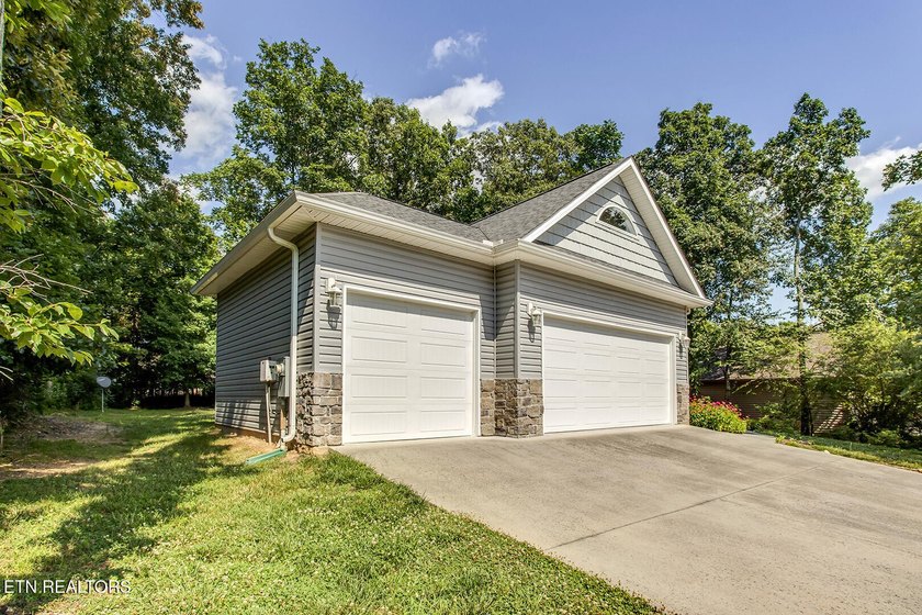 Looking for Garage space? This is the one! This beautiful - photo 2