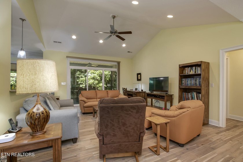 Looking for Garage space? This is the one! This beautiful - photo 8