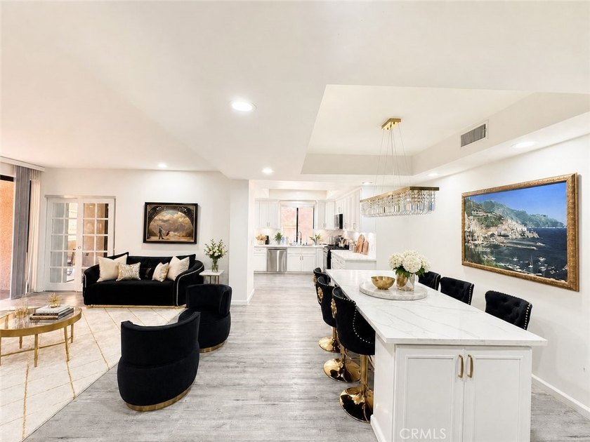 Welcome to The Hamptons of Beverly Hills, an exclusive - photo 2
