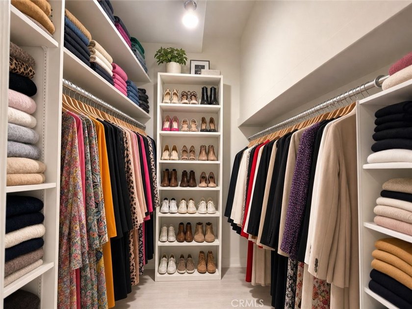 Welcome to The Hamptons of Beverly Hills, an exclusive - photo 10