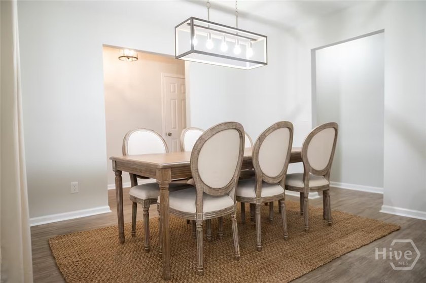 ALERT!! A NEW EVEN LOWER PRICE AND A NEW ROOF! Lovely, renovated - photo 3