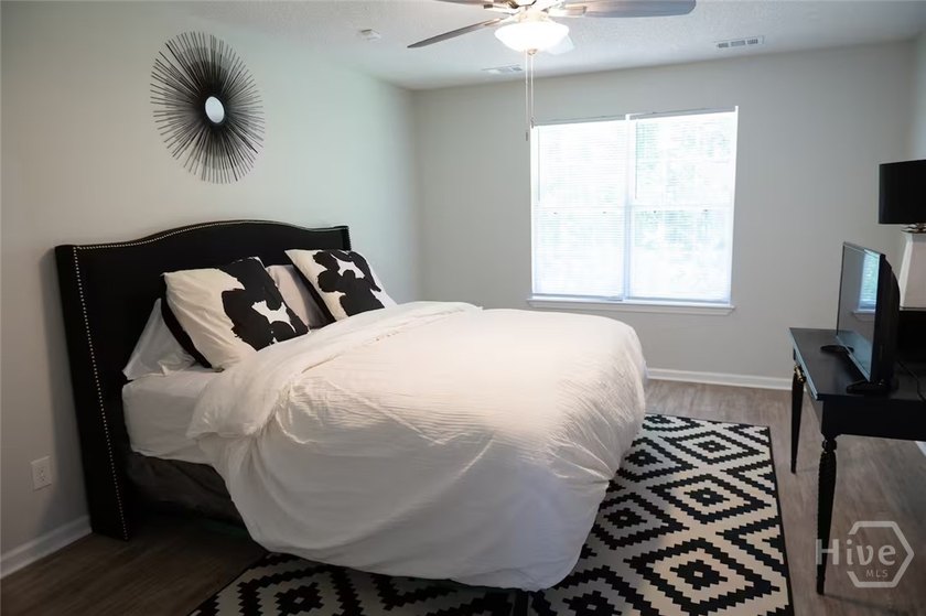 ALERT!! A NEW EVEN LOWER PRICE AND A NEW ROOF! Lovely, renovated - photo 6
