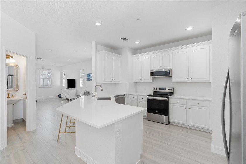 Desirable DOWNTOWN location, 2 blocks from Pineapple Grove &amp; 3 - photo 3