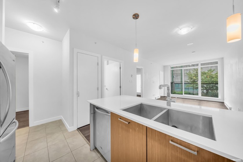 RARE 1 BED+ DEN+ FLEX in highly sought-after 'SOCIAL' in Mount - photo 13