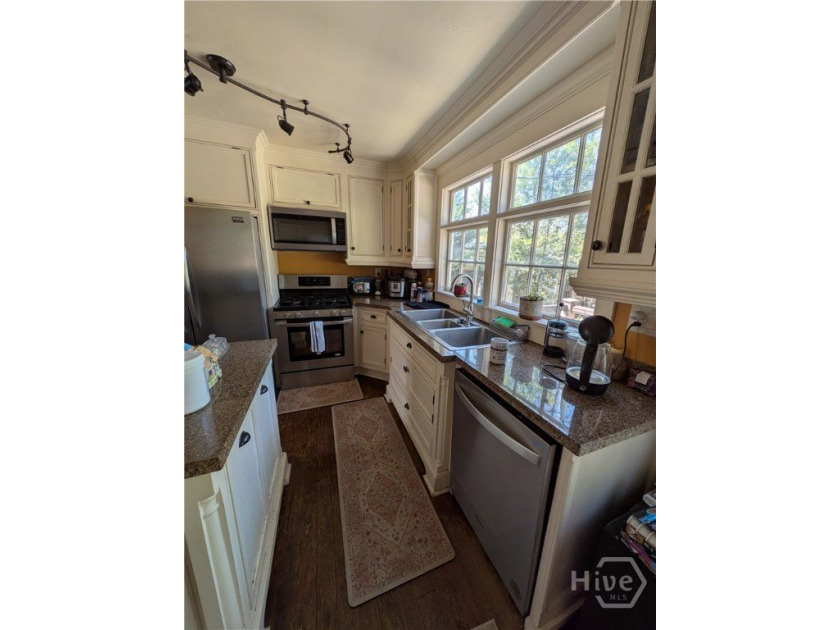 *** BACK ON MARKET *** Cozy Savannah Charm home nestled in the - photo 4