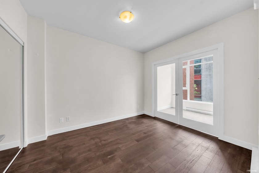RARE 1 BED+ DEN+ FLEX in highly sought-after 'SOCIAL' in Mount - photo 16