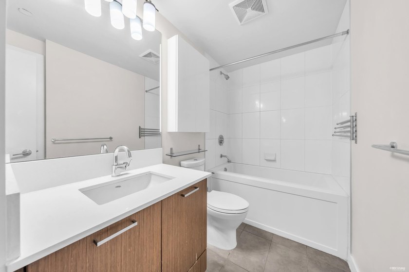 RARE 1 BED+ DEN+ FLEX in highly sought-after 'SOCIAL' in Mount - photo 24