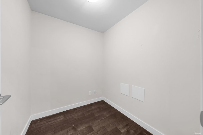RARE 1 BED+ DEN+ FLEX in highly sought-after 'SOCIAL' in Mount - photo 25