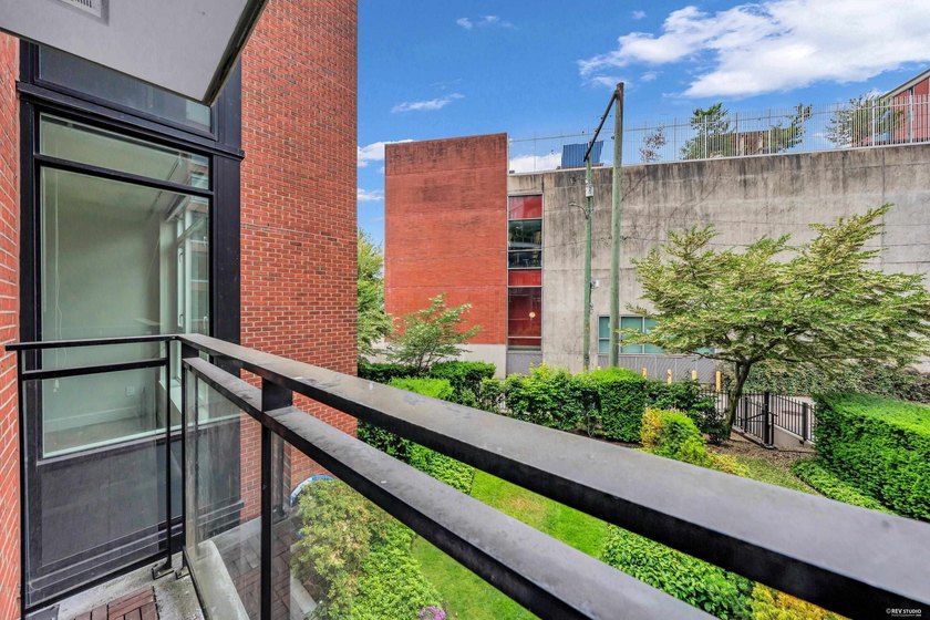 RARE 1 BED+ DEN+ FLEX in highly sought-after 'SOCIAL' in Mount - photo 27