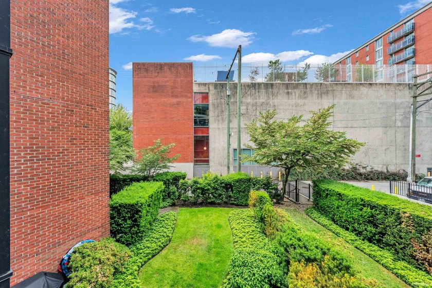 RARE 1 BED+ DEN+ FLEX in highly sought-after 'SOCIAL' in Mount - photo 30