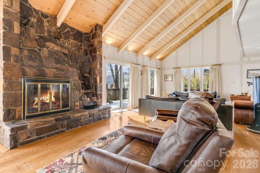Ideally situated along the Sugar Mountain Ski Resort shuttle - photo 4