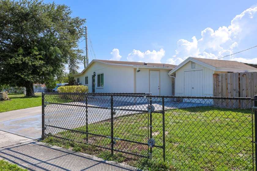 NO HOA! Nicely kept 3-bedroom, 2-bath single-family home - photo 5