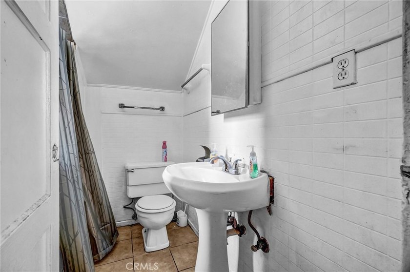Welcome to the Gowdy House, a classic Craftsman triplex located - photo 31