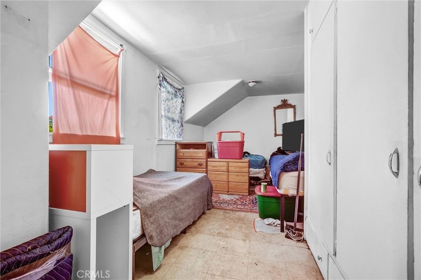 Welcome to the Gowdy House, a classic Craftsman triplex located - photo 34
