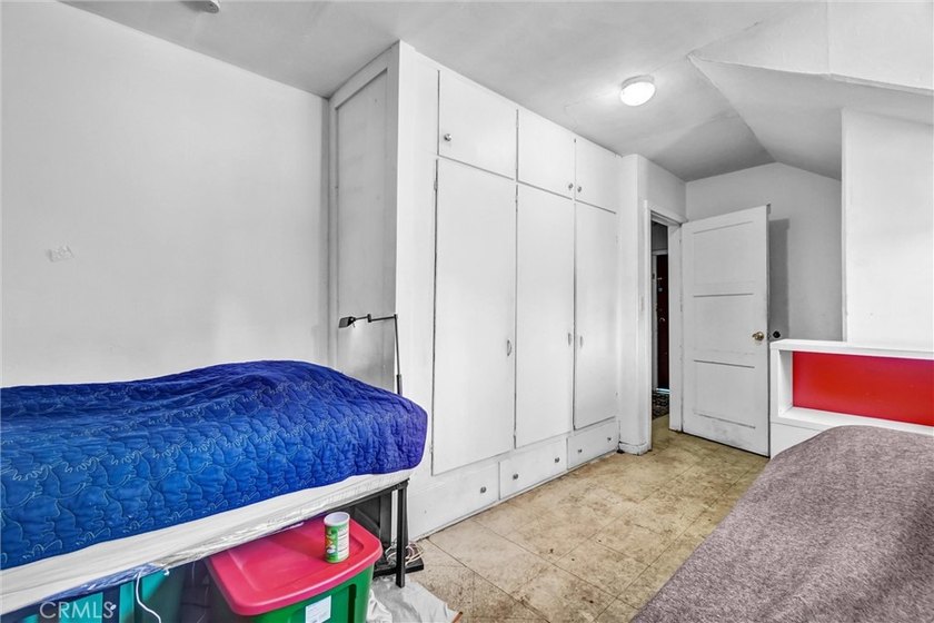 Welcome to the Gowdy House, a classic Craftsman triplex located - photo 35