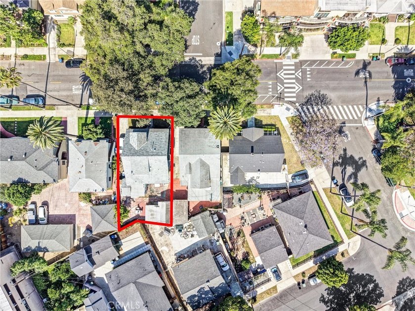 Welcome to the Gowdy House, a classic Craftsman triplex located - photo 48