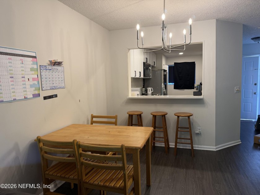 3BR/3BA corner-unit condo in desirable Mandarin! Features a - photo 4