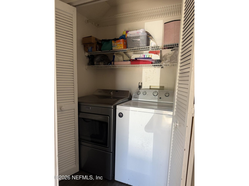 3BR/3BA corner-unit condo in desirable Mandarin! Features a - photo 5