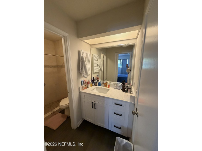 3BR/3BA corner-unit condo in desirable Mandarin! Features a - photo 8