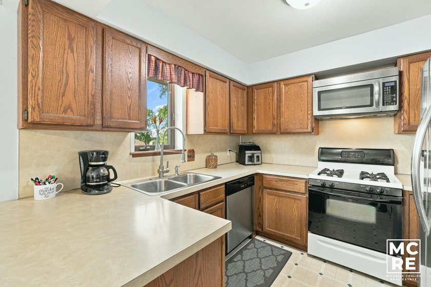 Experience the perfect blend of tranquil lakefront living and - photo 21