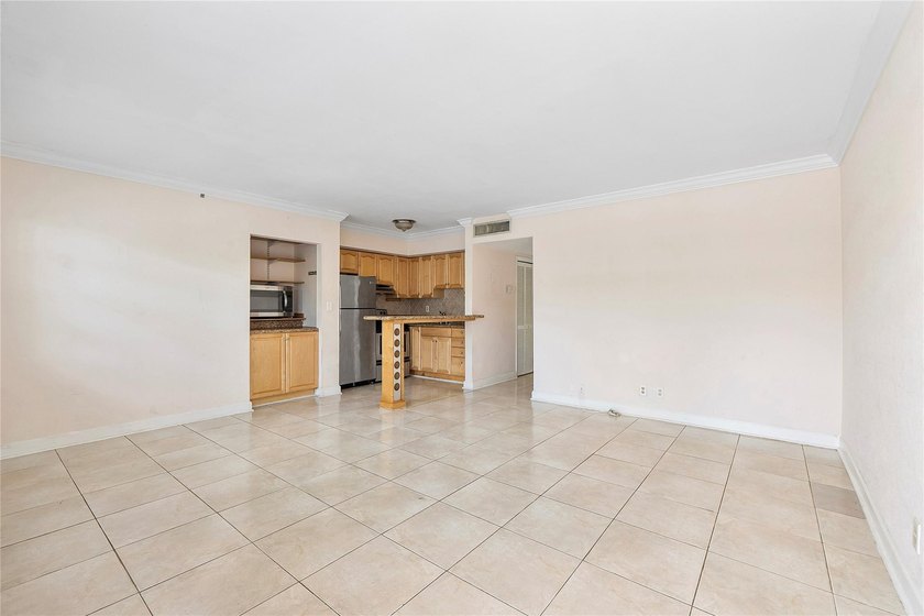 Discover a chic 2-bedroom, 1-bath corner unit condo with - photo 4