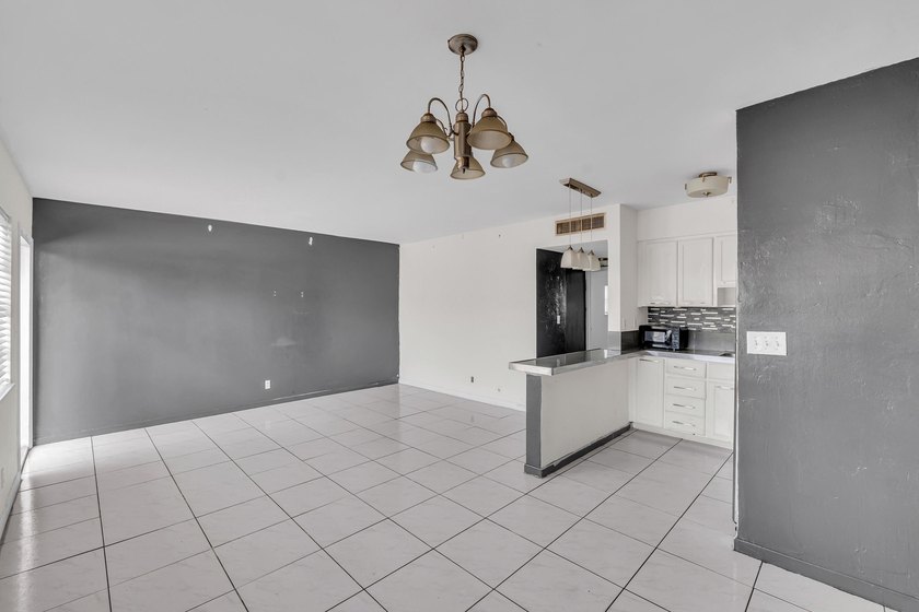 Discover a chic 2-bedroom, 1-bath corner unit condo with - photo 2