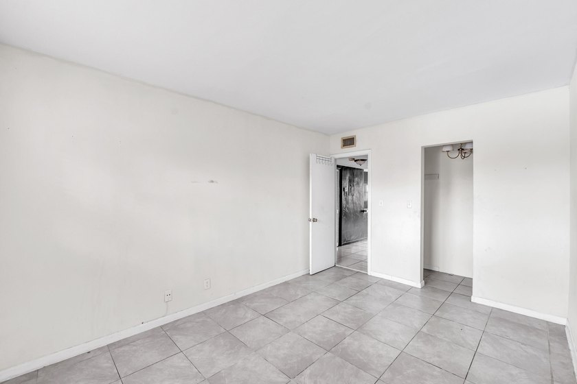 Discover a chic 2-bedroom, 1-bath corner unit condo with - photo 7