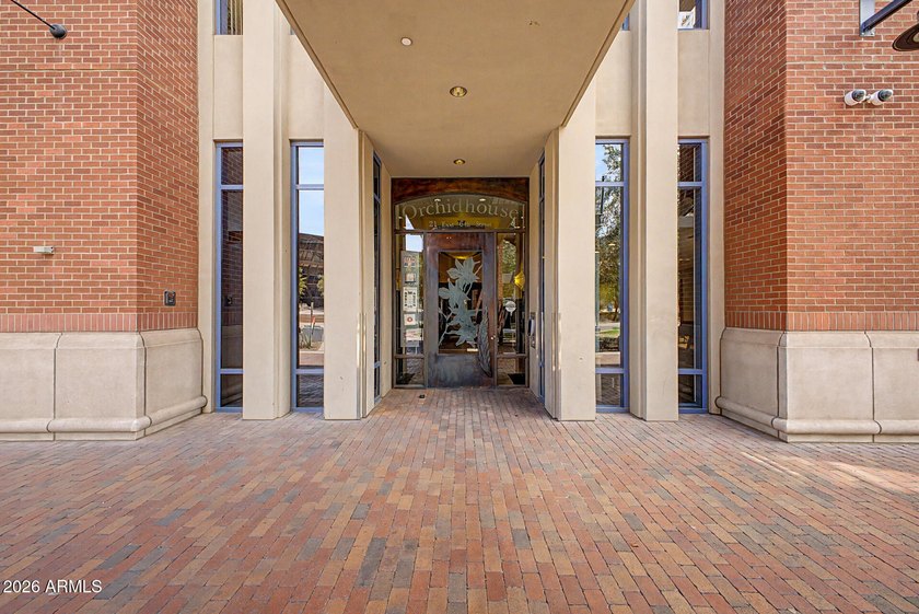 Beautifully renovated 1 bedroom/2 bathroom unit (2 underground - photo 2