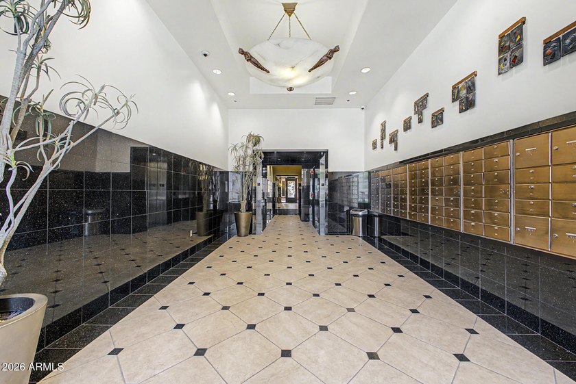 Beautifully renovated 1 bedroom/2 bathroom unit (2 underground - photo 3