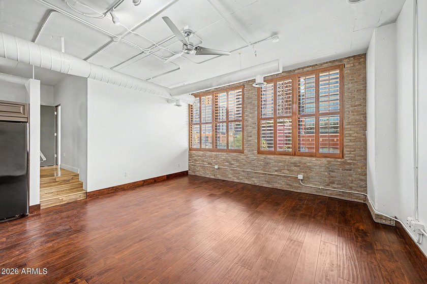 Beautifully renovated 1 bedroom/2 bathroom unit (2 underground - photo 5