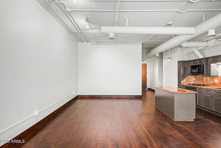 Beautifully renovated 1 bedroom/2 bathroom unit (2 underground - photo 8