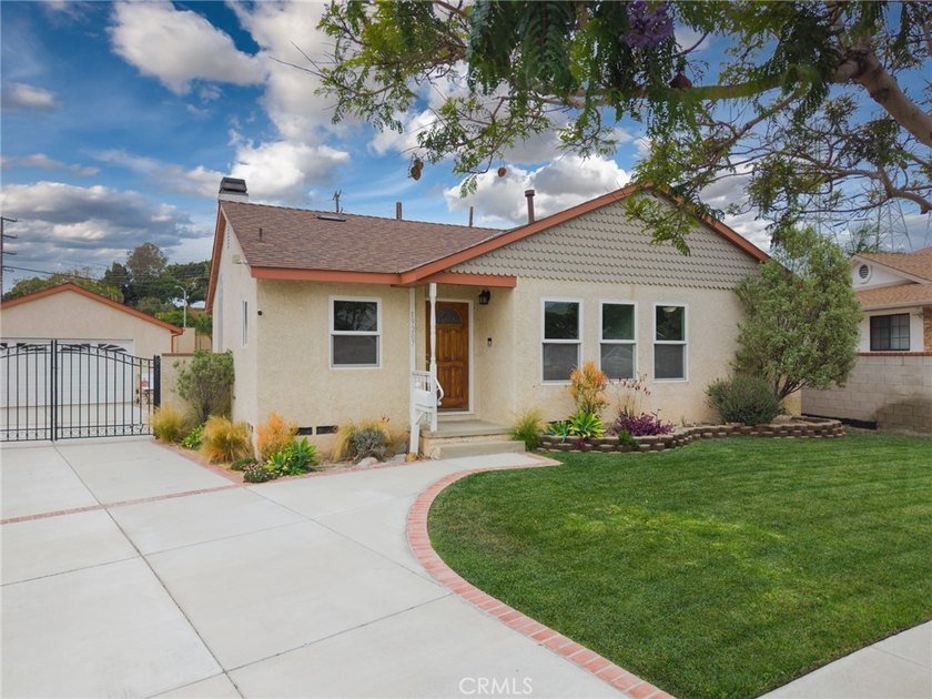 Excellent opportunity to own a home on an expansive 10,049 sq - photo 3