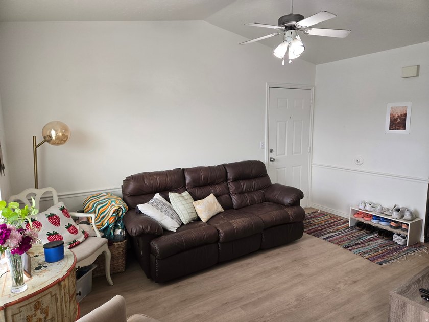 Beautiful top floor unit with vaulted ceilings. Close to - photo 3