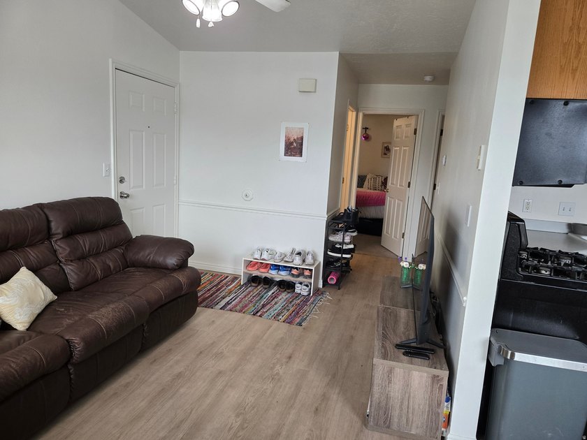 Beautiful top floor unit with vaulted ceilings. Close to - photo 4