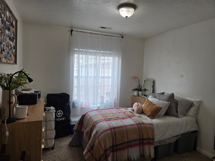 Beautiful top floor unit with vaulted ceilings. Close to - photo 9