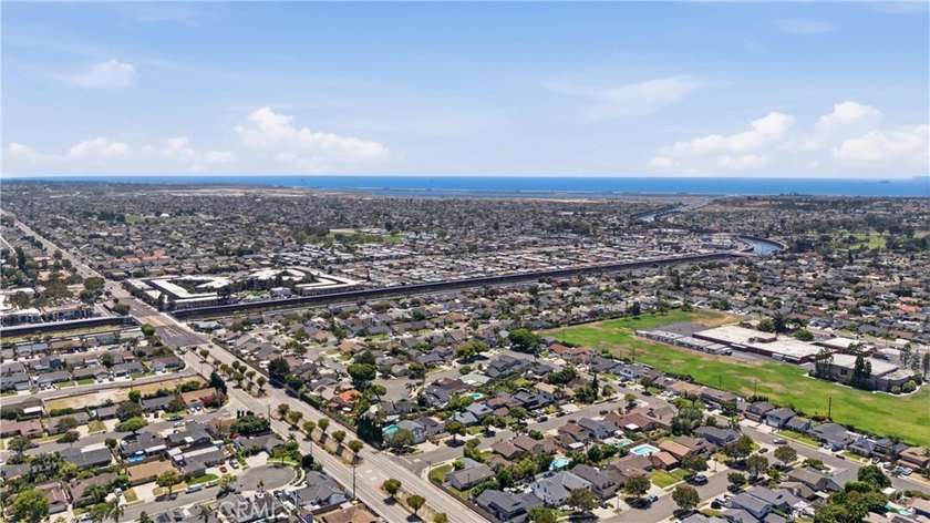 Fantastic Opportunity on a Corner Lot in Huntington Beach! - photo 32