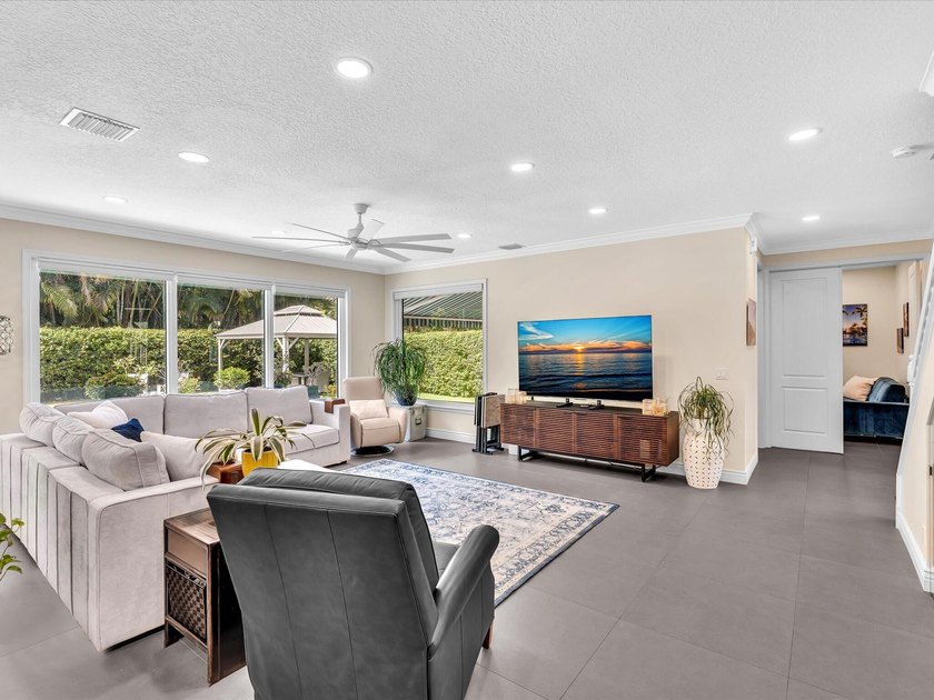 Beautifully updated 5-bedroom, 3-bath, 3-car garage home with - photo 10