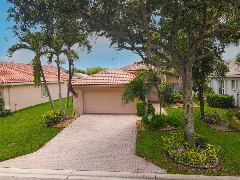 Real little gem in Valencia Isles! Move in condition with - photo 3