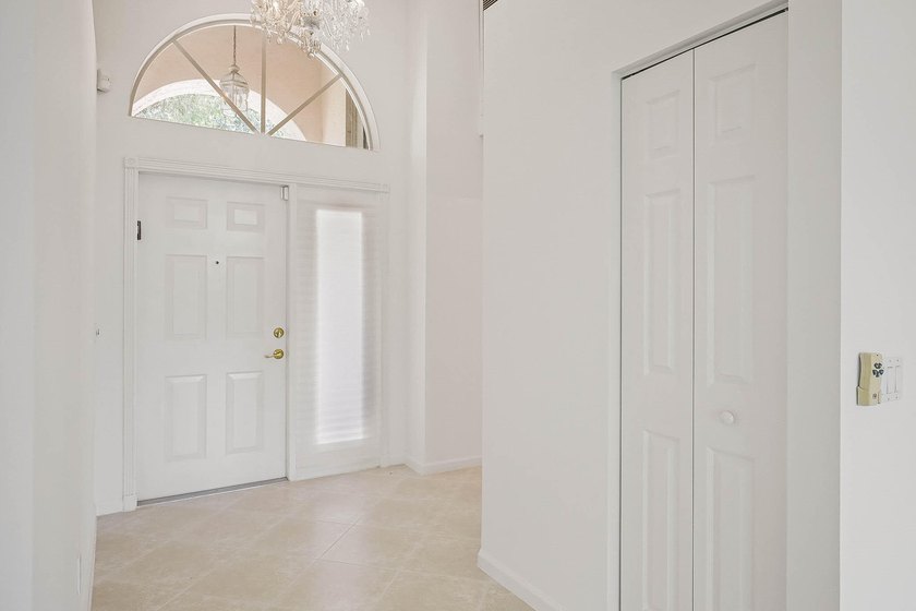 Real little gem in Valencia Isles! Move in condition with - photo 4