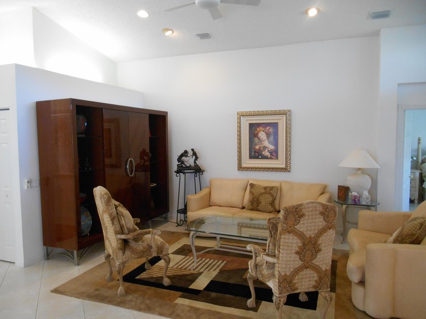 Real little gem in Valencia Isles! Move in condition with - photo 6