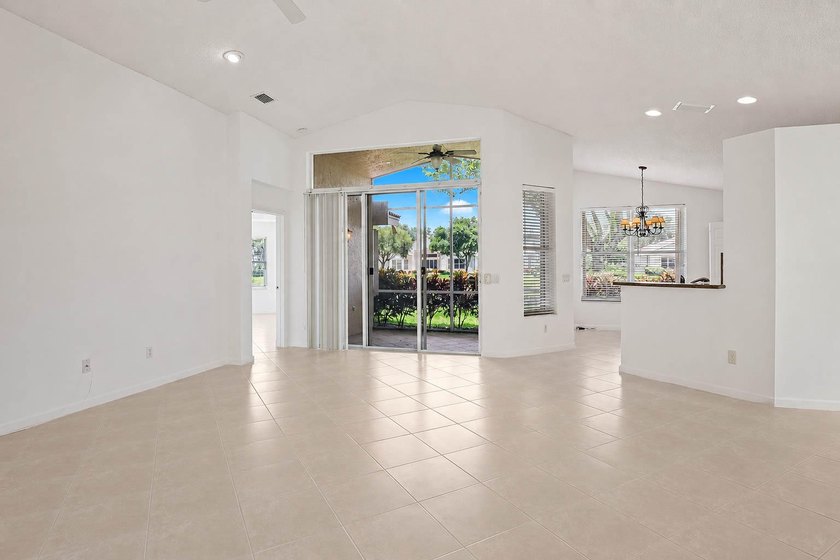 Real little gem in Valencia Isles! Move in condition with - photo 7