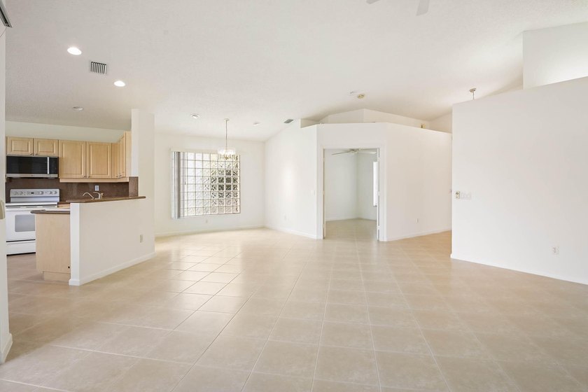 Real little gem in Valencia Isles! Move in condition with - photo 9
