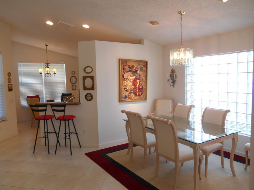 Real little gem in Valencia Isles! Move in condition with - photo 10
