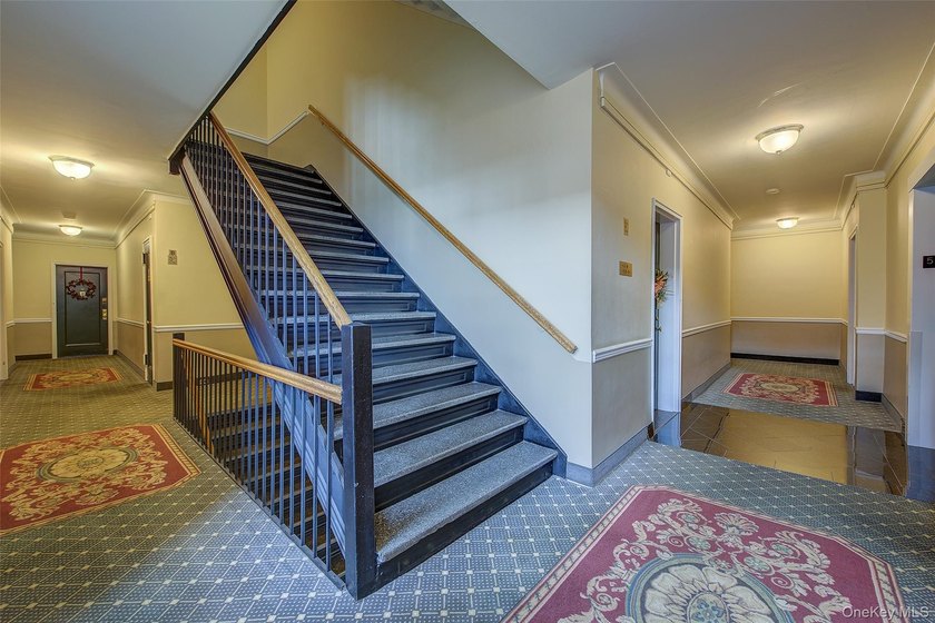FOREST HILLS SOUTH Very sunny &amp; spacious, 1 Bedroom / 1 Bathroom - photo 4