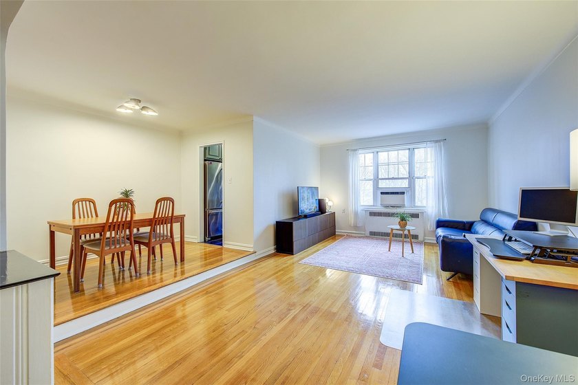 FOREST HILLS SOUTH Very sunny &amp; spacious, 1 Bedroom / 1 Bathroom - photo 5