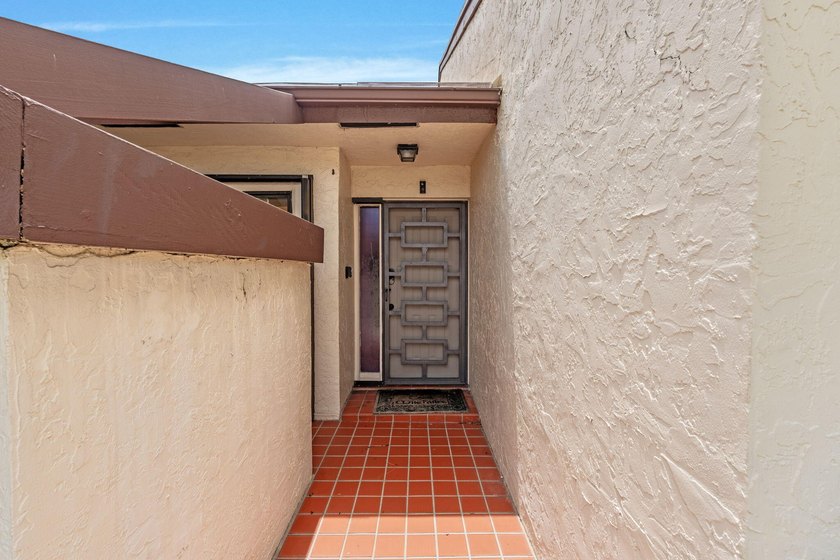 Welcome to this light and bright 2 bedroom, 2 bath townhouse - photo 3