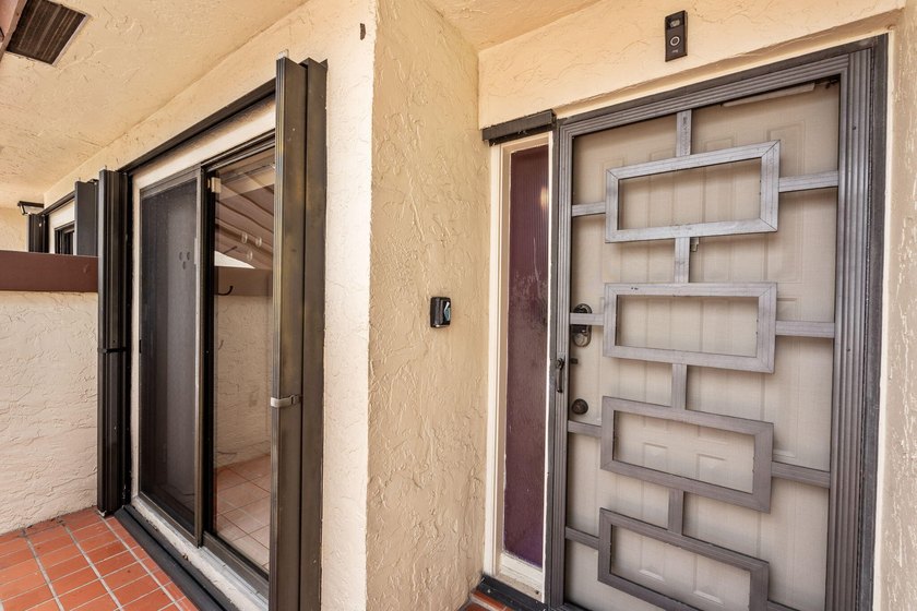 Welcome to this light and bright 2 bedroom, 2 bath townhouse - photo 4